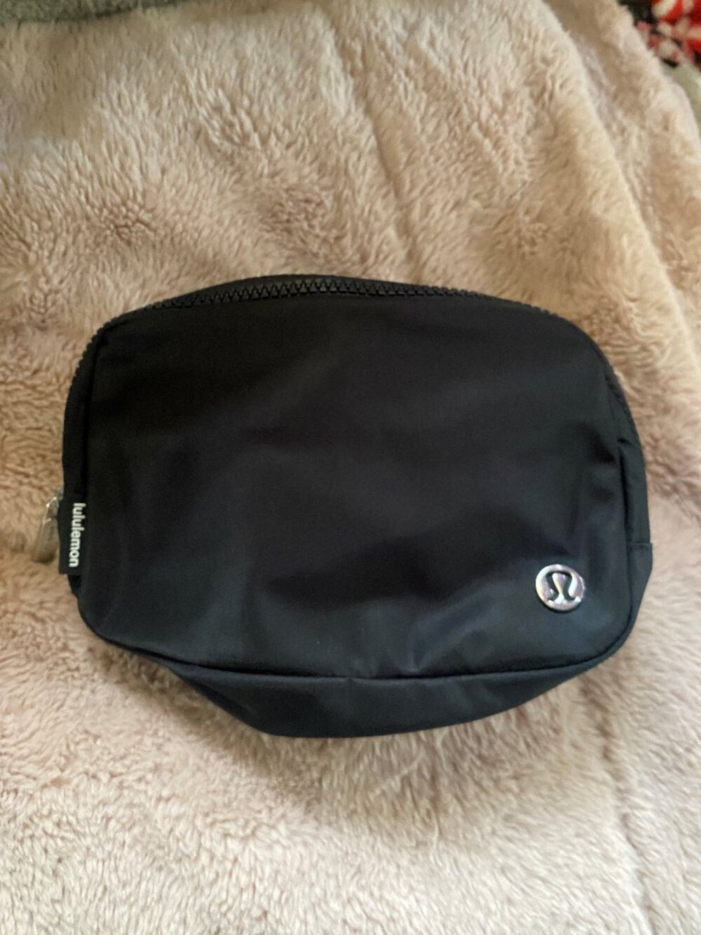 Lululemon new with tags crossbody bag black Everywhere Belt Bag